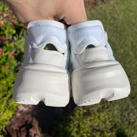 NEW NIKE SLIP ON WHITE SNEAKERS - Picture 3 of 3